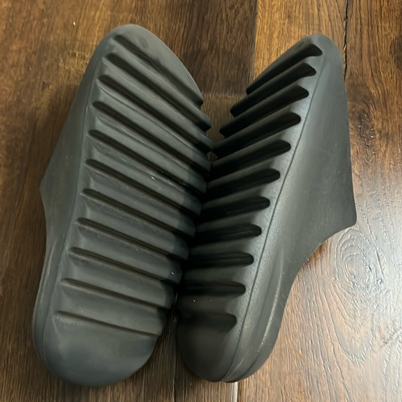 COPY - Yeezy slide us 6 black color - Picture 5 of 6